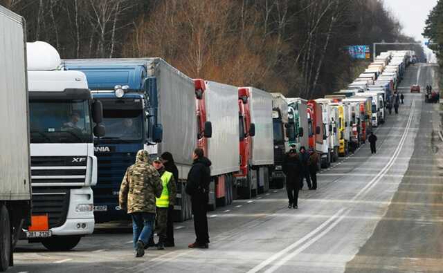 Польща відновила пропуск вантажівок з України