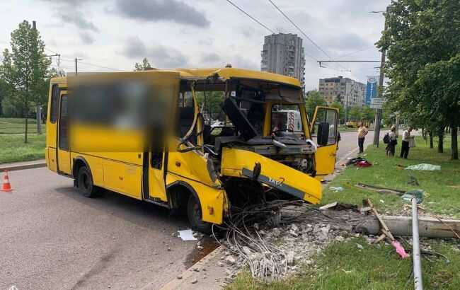 У Львові сталась ДТП: маршрутка влетіла в електроопору, є поранені