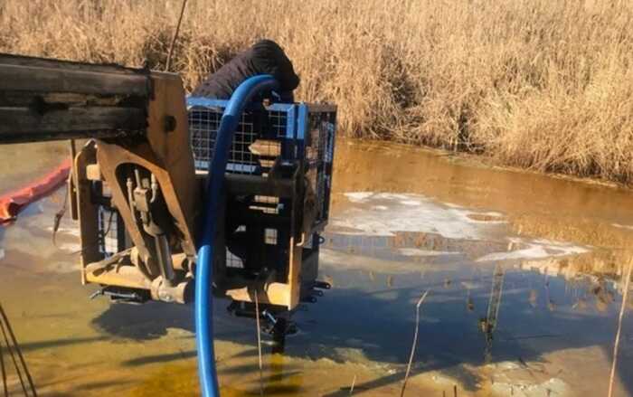 У Миколаєві з акваторії Південного Бугу відкачали вже 195 тонн олійної суміші