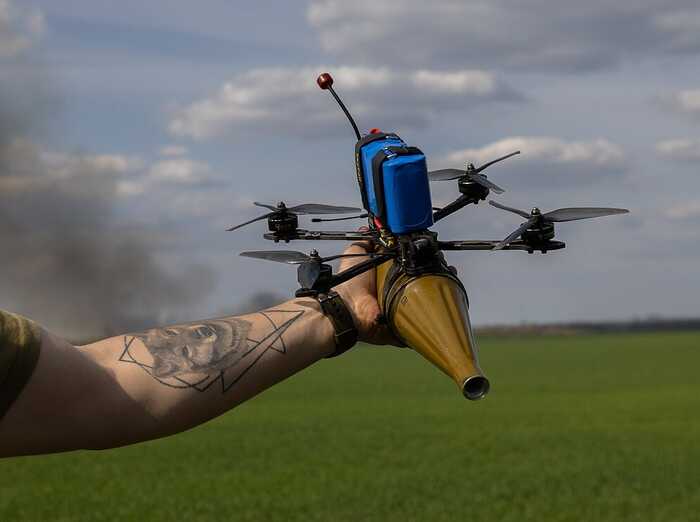 Прикордонники FPV-дроном знищили човен окупантів на південному напрямку