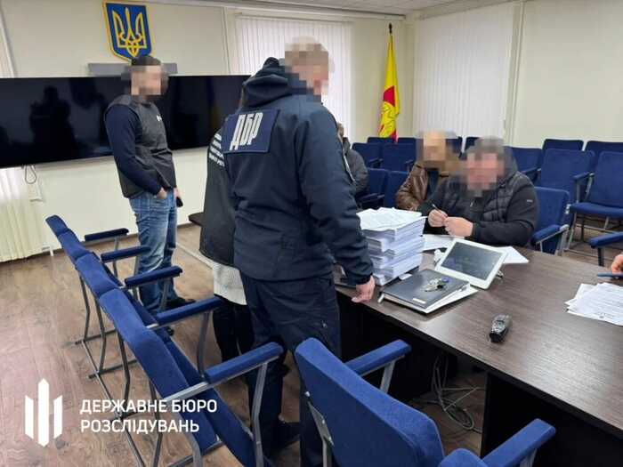 Депутата Олександрійської міськради підозрюють у постачанні неякісного одяг для військових