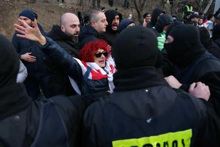 У Тбілісі відновилися масові антиурядові протести, є затримані