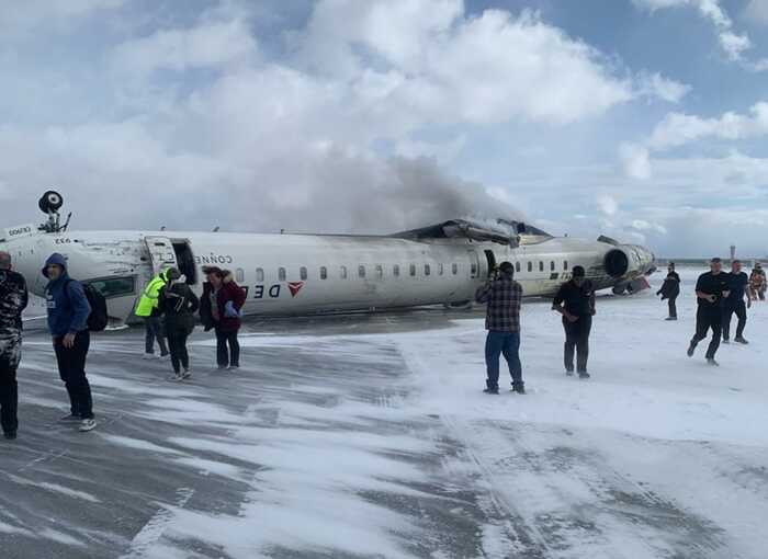 У міжнародному аеропорту Торонто-Пірсон перевернувся літак Delta Airlines