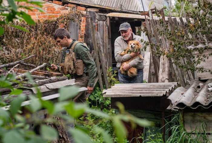 Чоловік, який годує собак у Вовчанську, постраждав від удару російського дрону