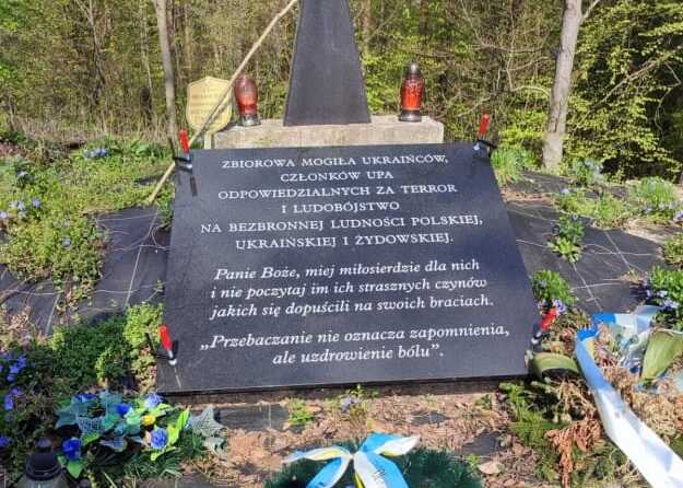 У Польщі демонтували провокативну табличку на могилі воїнів УПА